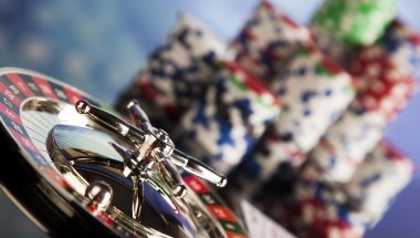 Live card-game studio with dealer and multiple camera angles on mandiuang platform